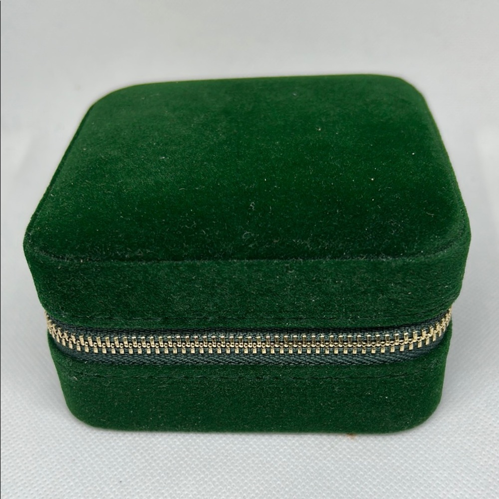 Benevolence Elegant Green Velvet Jewelry Box
